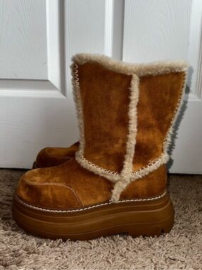 Current Mood Dolls Kill ‘AUTUMN PARLOR’ Uggs Platform Boots Tan Suede Fur 9 NWOB